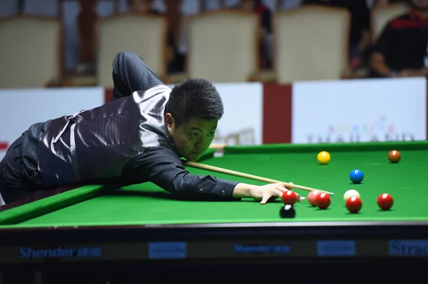 Bangkok, Thailand - SEP 4:Liang Wenbo of China in action during Sangsom Six-red World Championship 2014 at Montien Riverside Hotel on September 4, 2014 in Bangkok, Thailand. — Stock Photo, Image