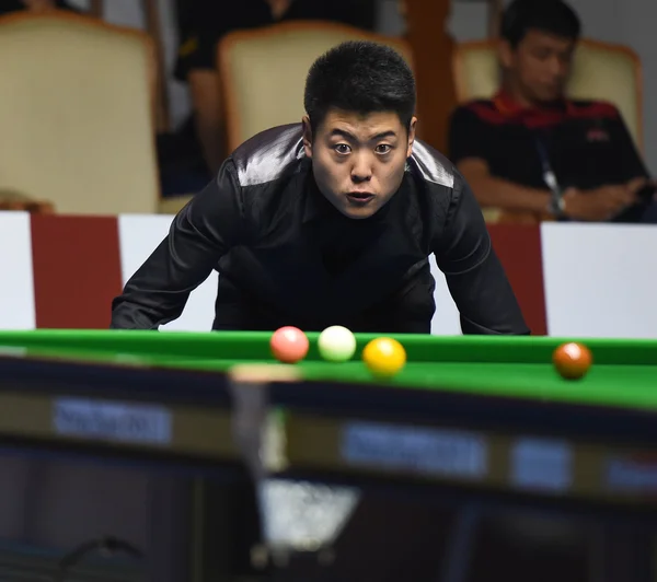 Bangkok, Thailand - SEP 4:Liang Wenbo of China in action during Sangsom Six-red World Championship 2014 at Montien Riverside Hotel on September 4, 2014 in Bangkok, Thailand. — Stock Photo, Image