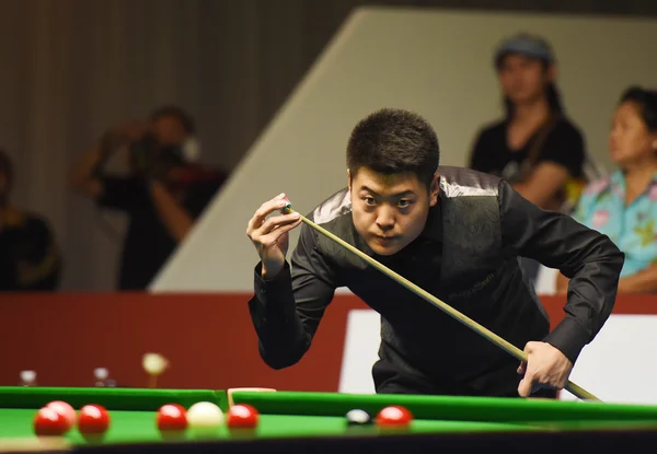 Bangkok, Thailand - SEP 4:Liang Wenbo of China in action during Sangsom Six-red World Championship 2014 at Montien Riverside Hotel on September 4, 2014 in Bangkok, Thailand. — Stock Photo, Image