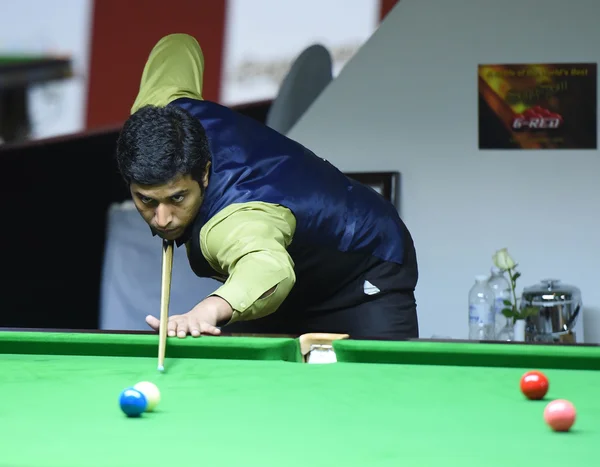 Bangkok, thailand - sep 4:mohammad asif van pakistan in actie tijdens de sangsom zes-rood world championship 2014 in Neda riverside hotel op 4 september 2014 in bangkok, thailand. — Stockfoto