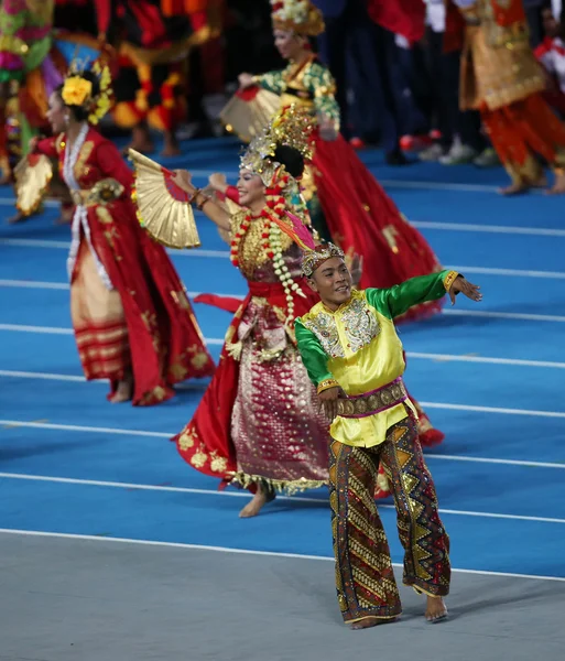 Unidentified artiste show the Indonesia culture — Stock Photo, Image