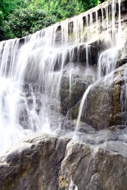 Şelale derin yağmur ormanları orman içinde. (Mae havuz şelale Uttaradit Eyaleti, Tayland)