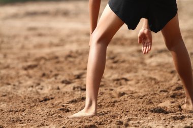 iki erkek plaj voleybolu oynarken