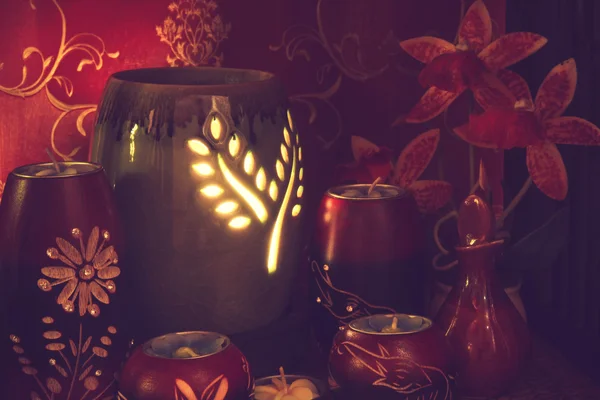 Cadre de massage spa thaïlandais avec huile d'arôme et bougies en thaï-styl — Photo