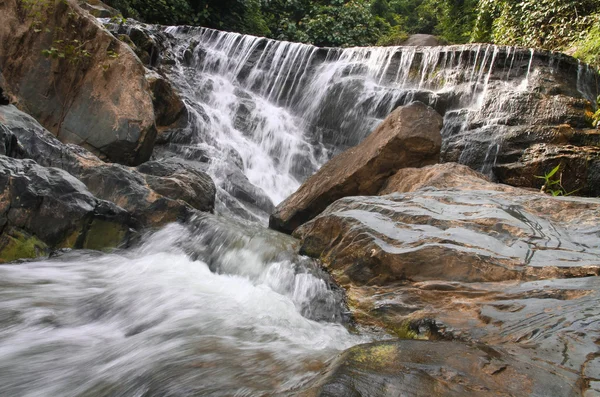 Vattenfall i djup regnskog djungel. (Mae pool vattenfall i Uttaradit provinsen, Thailand) — Stockfoto