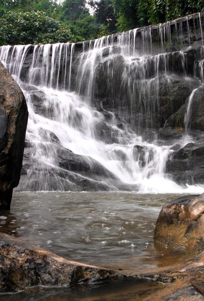 Cascada en la selva profunda. (Mae piscina cascada en la provincia de Uttaradit, Tailandia ) — Foto de Stock