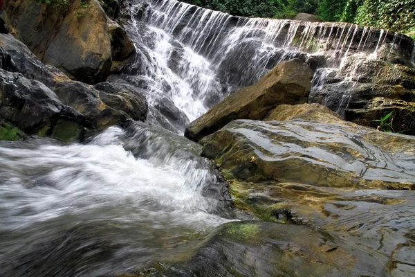 Cascata nella giungla della foresta pluviale profonda. (Cascata di Mae pool nella provincia di Uttaradit, Thailandia ) — Foto Stock