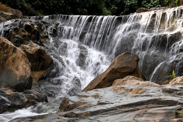 Cascata nella giungla della foresta pluviale profonda. (Cascata di Mae pool nella provincia di Uttaradit, Thailandia ) — Foto Stock