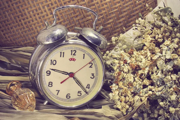 Nature morte avec vieux réveil cassé, parfum, fleurs mortes — Photo