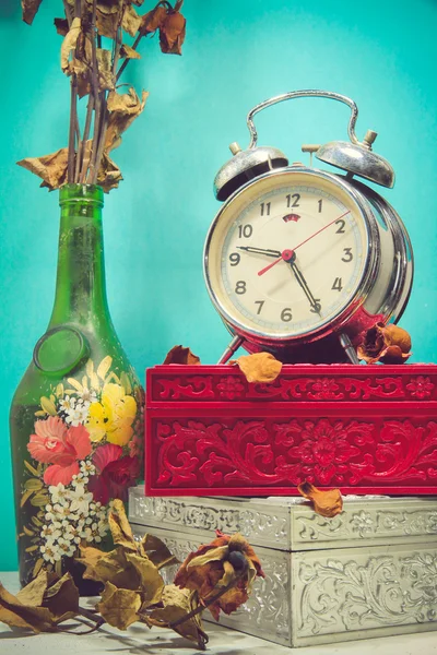 壊れた目覚まし時計、デッド ros の古いガラスの花瓶の静物 — ストック写真