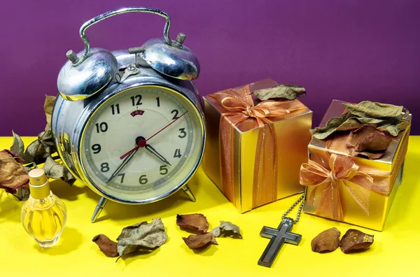 Still life with broken alarm clock, metal cross with metal neckl — Stock Photo, Image