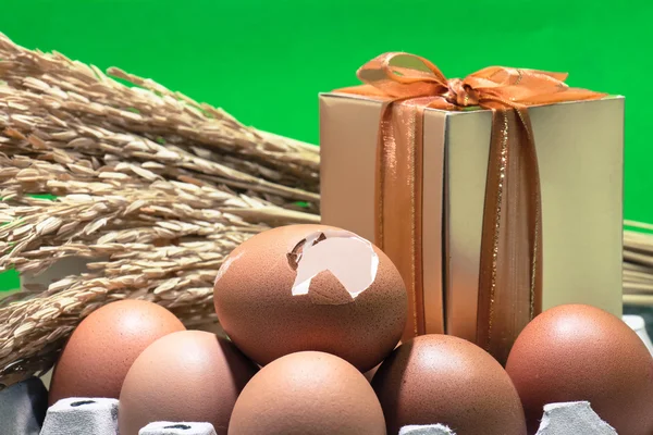 Stillleben mit Eiern und Eierschalen, Reissamen, Geschenkbox, — Stockfoto