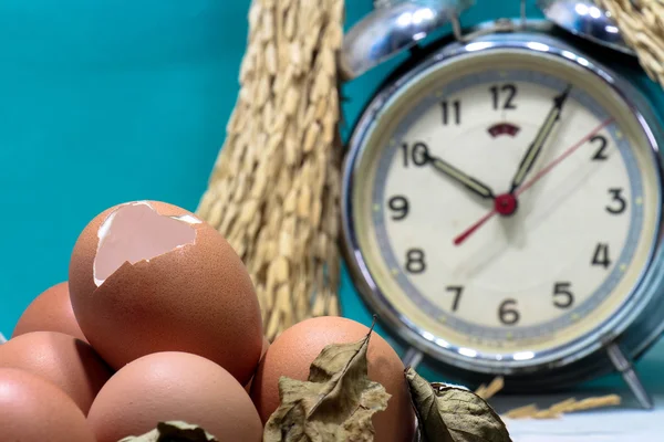 Stillleben mit Eiern und Eierschalen, alter kaputter Wecker, Polster — Stockfoto