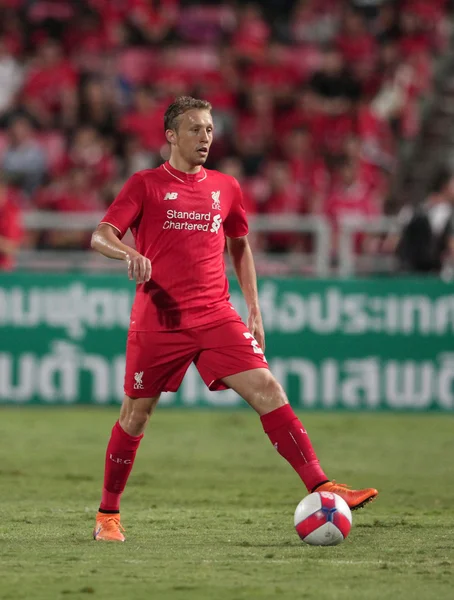 BANGKOK, TAILANDIA - 14 DE JULIO: Lucas Leiva de Liverpool en acción d — Foto de Stock