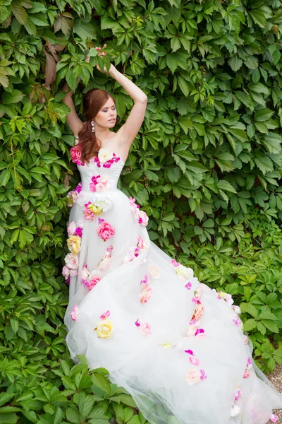 Porträtt av en vacker flicka i en vit klänning — Stockfoto