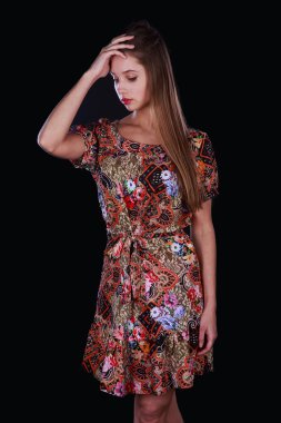 Koyu arka plan üzerinde Studio güzel kız