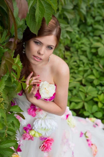 Portrait of a beautiful girl in a white dress — Stock Photo, Image