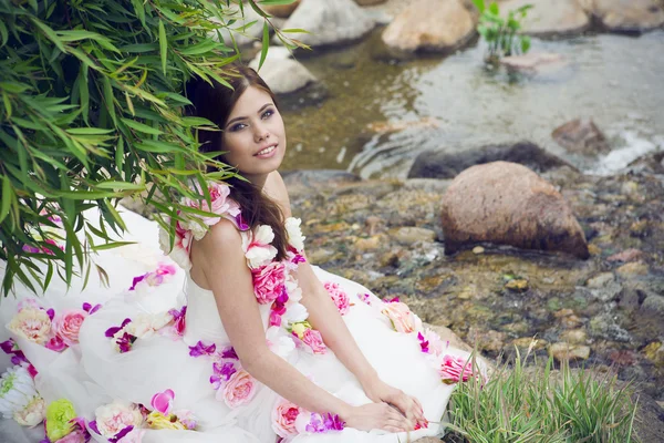 Porträtt av en vacker flicka i en vit klänning — Stockfoto