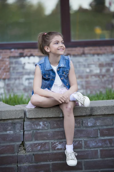 Портрет маленькой красивой девочки — стоковое фото