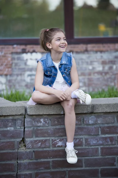 Retrato de una niña pequeña y hermosa —  Fotos de Stock