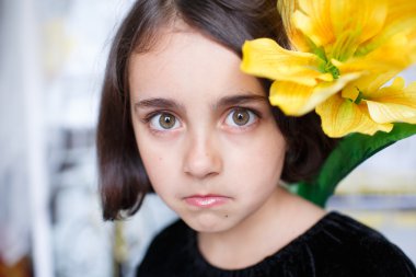 Güzel küçük bir kızın portresi.