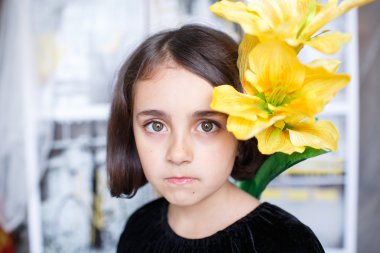 Güzel küçük bir kızın portresi.