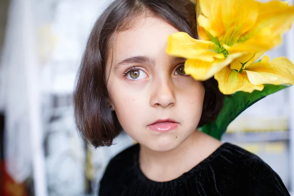 Porträtt av en vacker liten flicka — Stockfoto