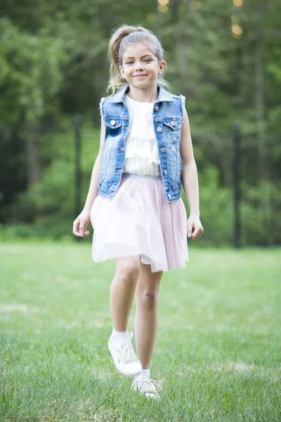 Retrato de menina bonita — Fotografia de Stock