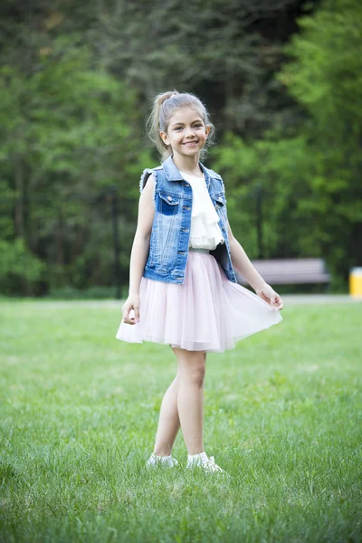 Portrait of beautiful girl — Stock Photo, Image