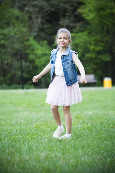 Retrato de menina bonita — Fotografia de Stock