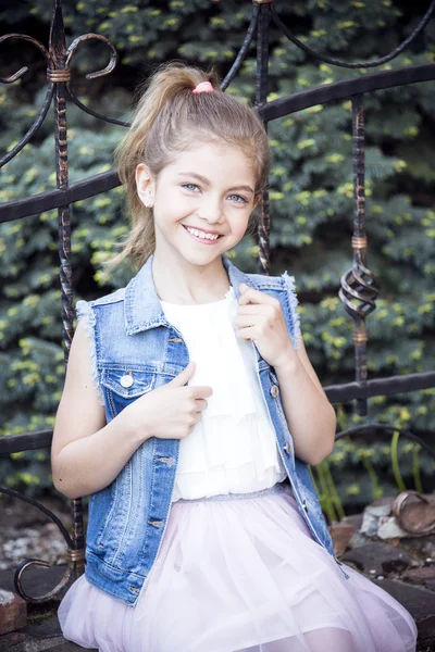 Retrato de menina bonita — Fotografia de Stock