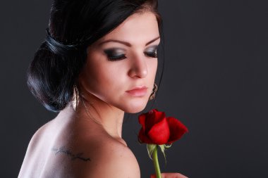 Güzel genç bir kadının portresi.