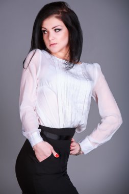 Güzel genç bir kadının portresi.