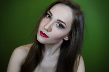 Güzel bir genç kızın portresi.