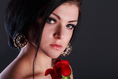 Güzel genç bir kadının portresi.