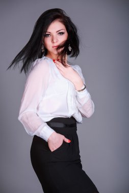 Güzel genç bir kadının portresi.