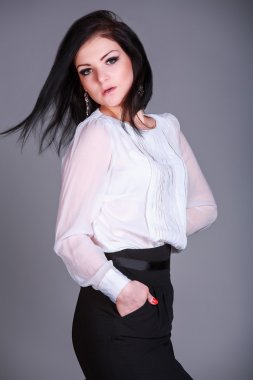 Güzel genç bir kadının portresi.