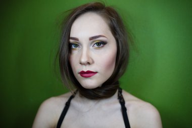 Güzel bir genç kızın portresi.