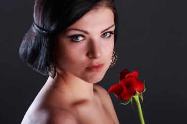 Güzel genç bir kadının portresi.