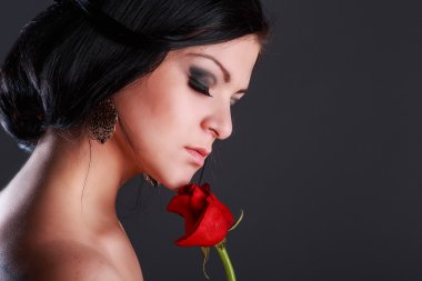 Güzel genç bir kadının portresi.