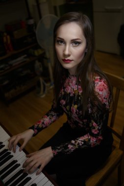 Güzel bir kızın portresi.