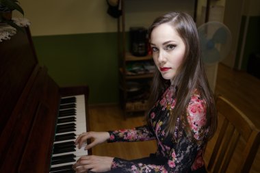 Güzel bir kızın portresi.