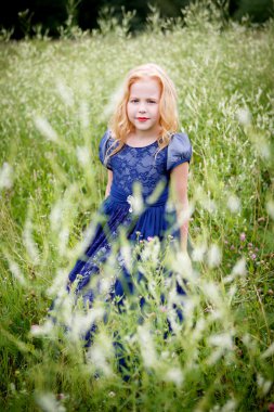 Mavi elbiseli güzel küçük kız portresi