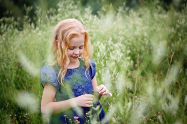 Mavi elbiseli güzel küçük kız portresi