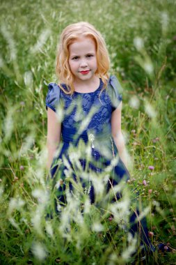 Mavi elbiseli güzel küçük kız portresi