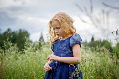 Mavi elbiseli güzel küçük kız portresi