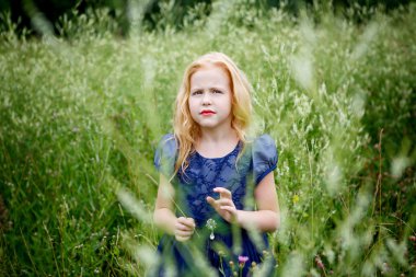 Mavi elbiseli güzel küçük kız portresi