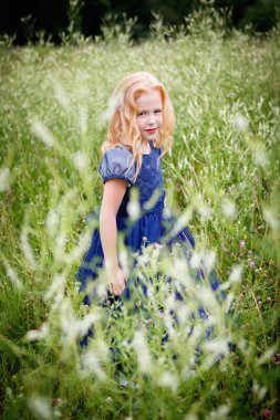 Mavi elbiseli güzel küçük kız portresi