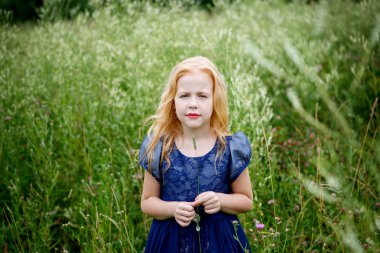 Mavi elbiseli güzel küçük kız portresi