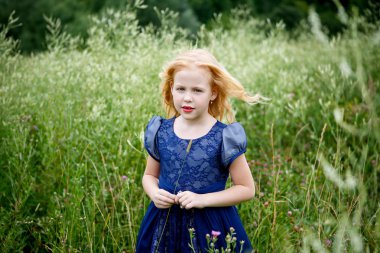 Mavi elbiseli güzel küçük kız portresi